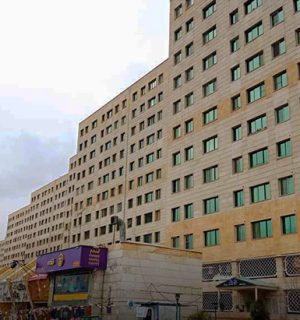 شهرک نمونه دارای دو فاز بوده که البته با فاصله زمانی زیادی ساخته شده اند و به همین علت به عنوان فاز قدیم و فاز جدید نام گرفته اند.هر دوی این فازها توسط تعاونی نمونه رسا ساخته شده اند.